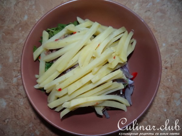 Азиатский салат с овощами и утиными желудками