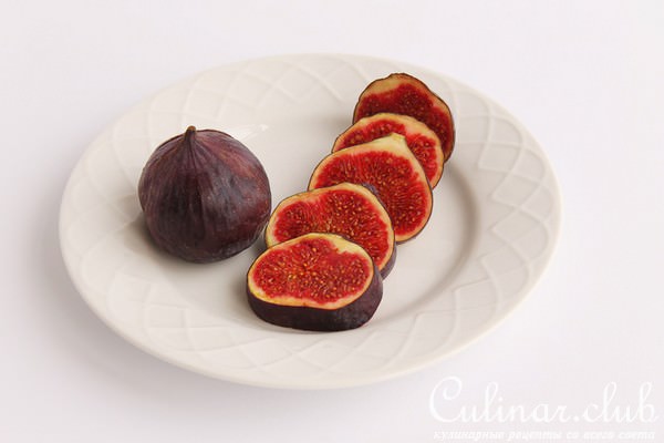 Салат Капрезе с моцареллой,инжиром и клюквенным соусом.