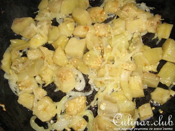 Тёплый макаронный салат с баклажанами.
