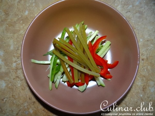 Азиатский салат с овощами и утиными желудками