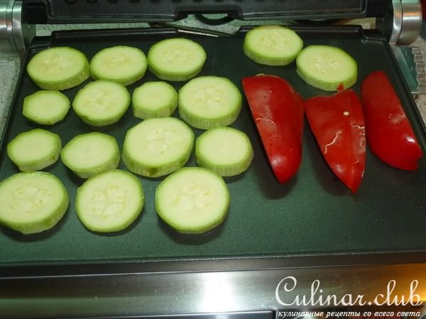 Теплый салат с грудкой индейки и грилованными овощами