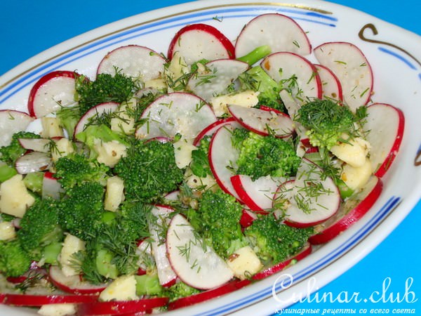 Салат из брокколи с маринованным сыром