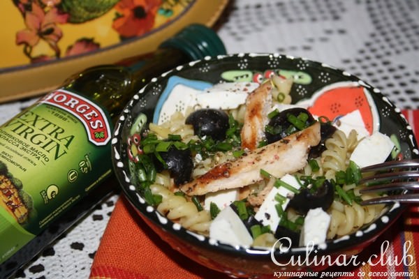 Салат из Fusilli Borges, куриной грудки-гриль, маслин и мягкого сыра