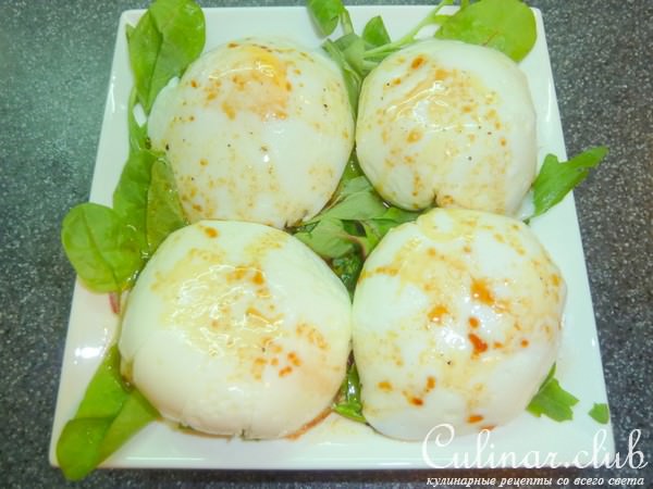 Салат с яйцами-пашот и пикантной заправкой