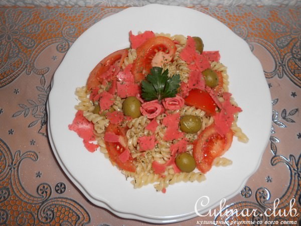 Салат с фузилли, оливками,сыром Red Pesto и помидорами