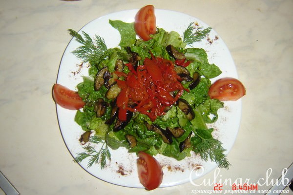 Салат из жаренных баклажан с маринованным перчиком.