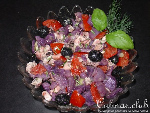 Салат из осьминога, синего картофеля под любимым дрессингом,