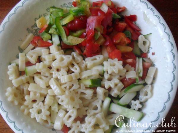 Макаронный салат с ветчиной и овощами