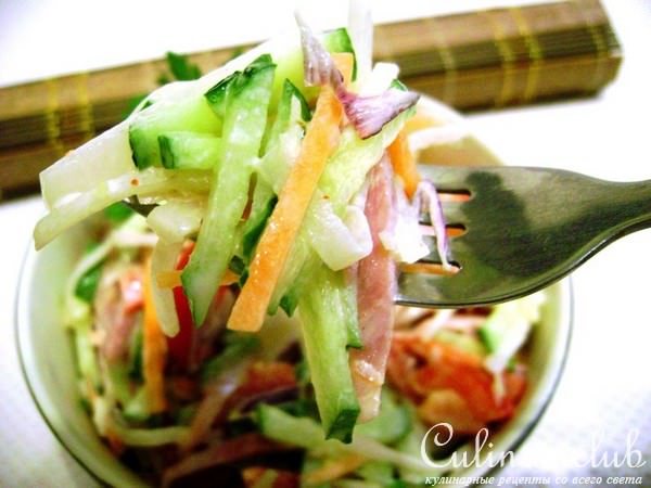 Салат из овощей с ветчиной и сметанной заправкой «И было вкусно».