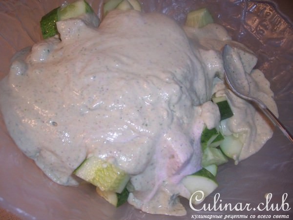 огуречный салат с соусом из редиса.