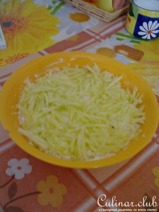 Салат из курицы с яблоком и курагой