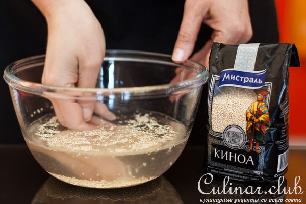 Пикантный салат с клубникой и киноа