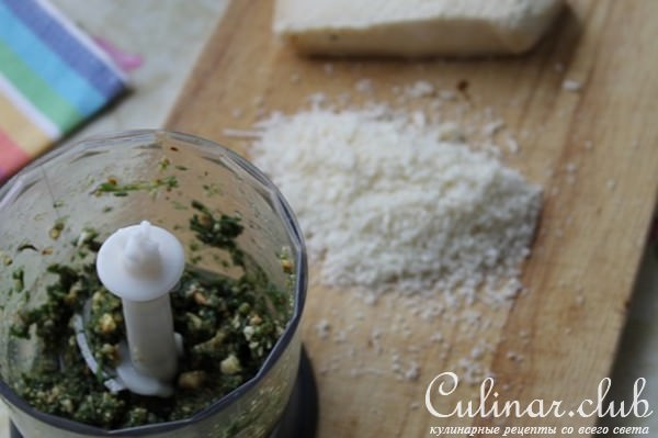 Салат с пастой, копченым фундуком и свекольной соломкой.