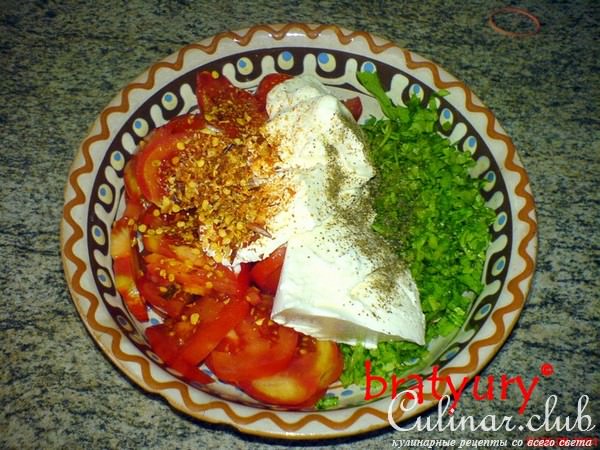 Салат из ботвы редиса с другими овощами. В данном случае - с помидорами.