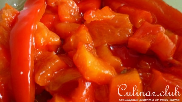 Салат-закуска из курицы,запеченого перца и авокадо