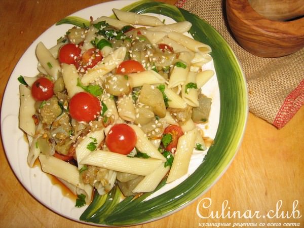 Тёплый макаронный салат с баклажанами.