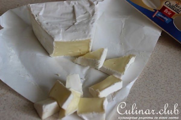 Салат из лесной земляники с сыром Бри