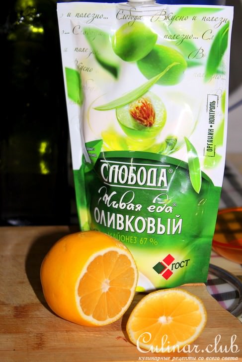 Салат из кальмаров в виде снеговика.