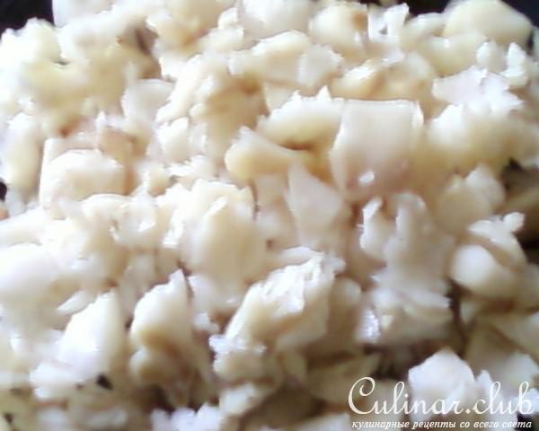 Салат с рыбой и маринованным перцем.