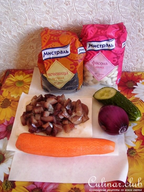 Салат с копченой сельдью и бобовыми.