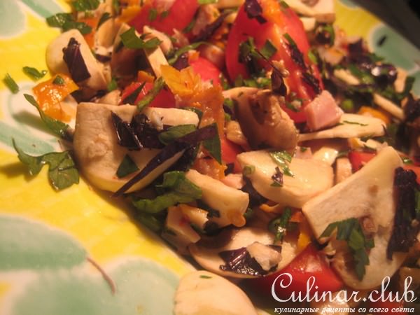 Салат из сырых шампиньонов, копченой курицы и яйцами-пашот.