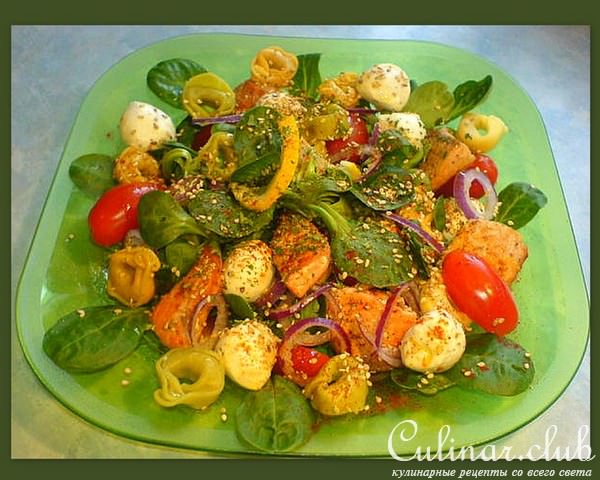 Салат с тортеллини и рыбой (сытно, почти как обед)