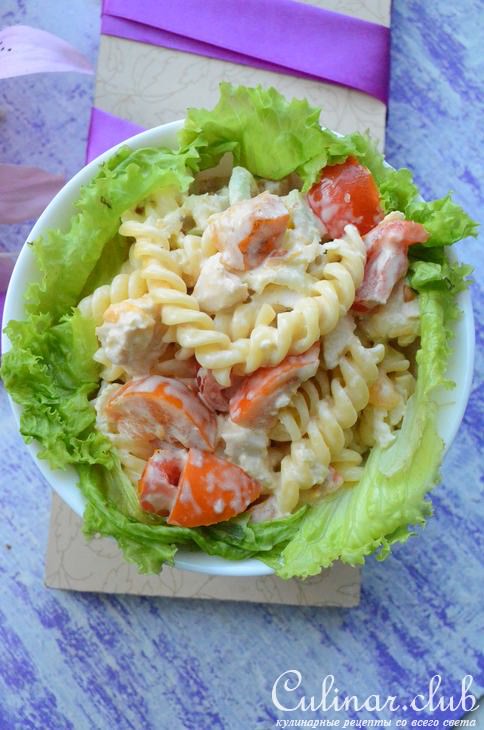 Салат с пастой, хурмой и зеленой редькой