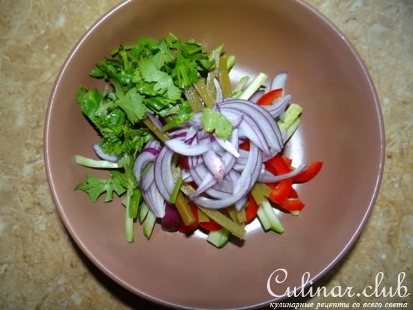 Азиатский салат с овощами и утиными желудками