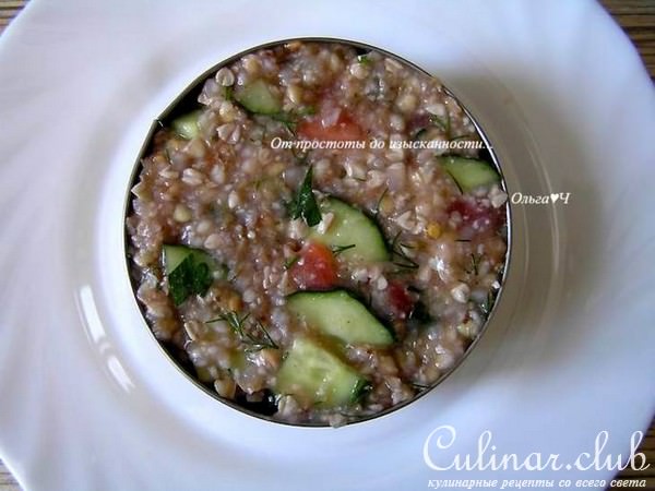 Салат из зеленой гречки с овощами и ореховой заправкой