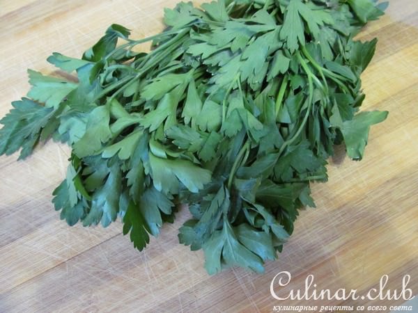 Салат из каракатиц с зеленью петрушки, чесноком и лимоном.