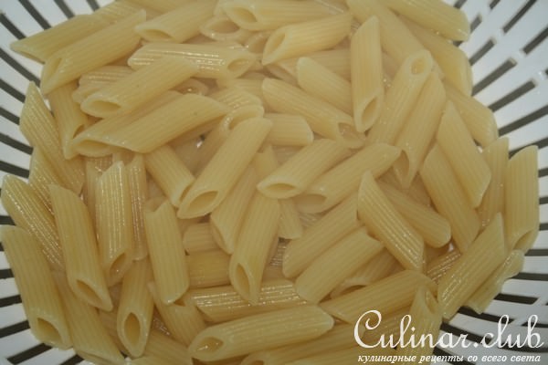 Салат с PENNE RIGATE, ветчиной, маслинами, яйцом и пикантной заправкой