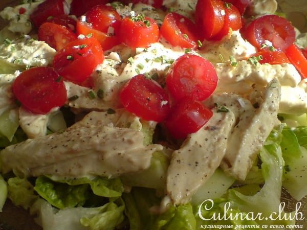 Горячий салат с куриной грудкой и овощами