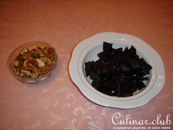 Салат из свеклы с черносливом и яблоками