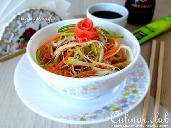 Салат в японском стиле с рисовой лапшой, овощами и шапминьонами