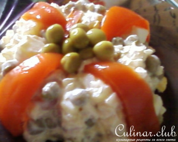 Салат с рыбой и маринованным перцем.