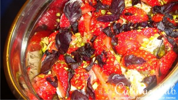 САЛАТ из АВОКАДО с СЫРОМ, АПЕЛЬСИНОМ и КЛУБНИКОЙ.