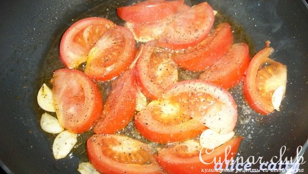 Теплый салат из руколы с помидорами