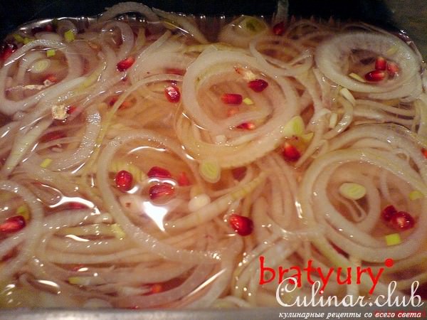 Лук репчатый под уксусом и растительным маслом. "Закусон, сэр!"