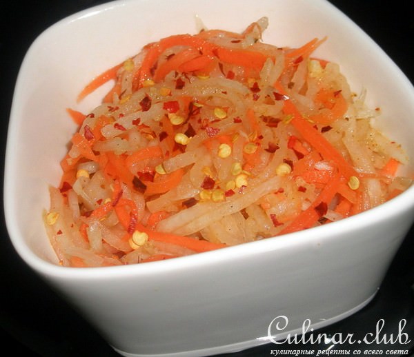 Салат из дайкона и моркови с огурцами