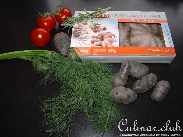 Салат из осьминога, синего картофеля под любимым дрессингом,
