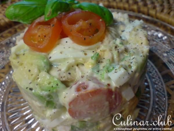 Салат с красной рыбой,черри и авокадо