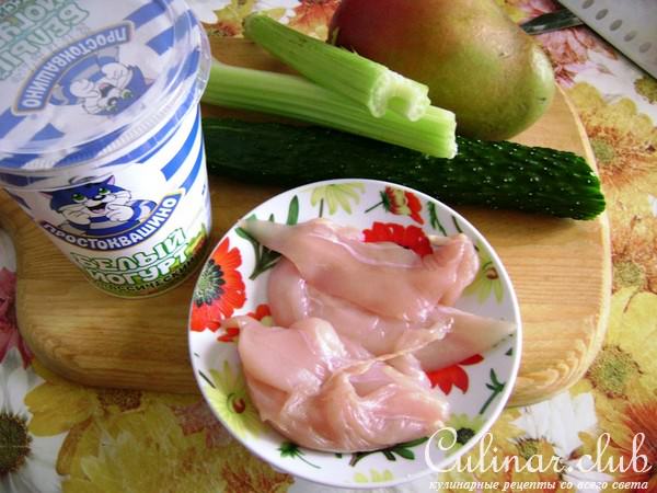 Салат с манго , курицей и йогуртовой заправкой.