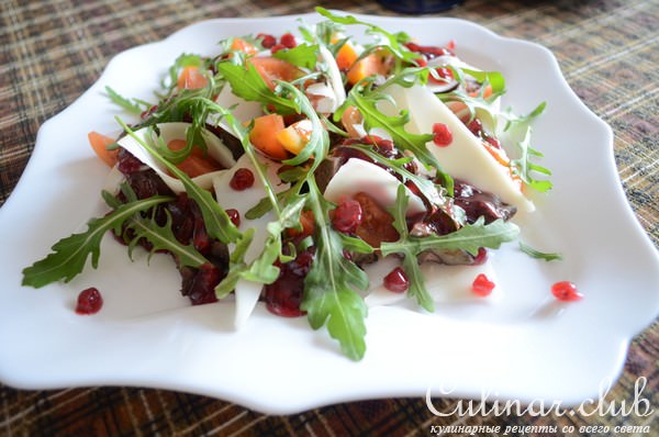 Салат с куриной печенью под брусничным соусом Darbo