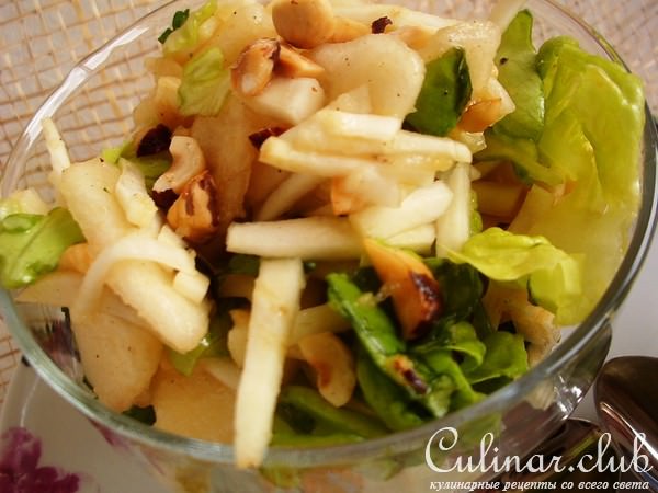 Сочный салат из груши с фундуком и сельдереем.