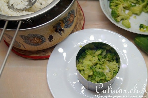 Салат с рисом и брокколи.