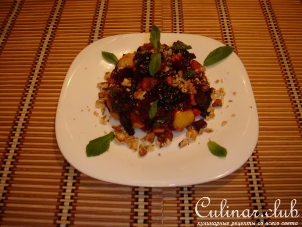 Салат из свеклы с черносливом и яблоками