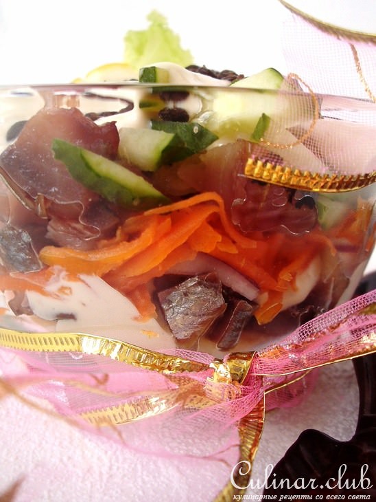 Салат с копченой сельдью и бобовыми.
