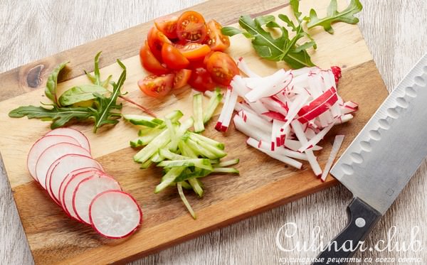 Салат с куриной грудкой в бальзамическом креме