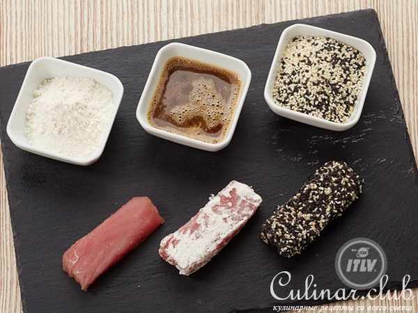 Горячий салат с тунцом в кунжутной корочке