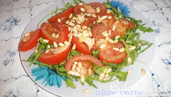 Теплый салат из руколы с помидорами